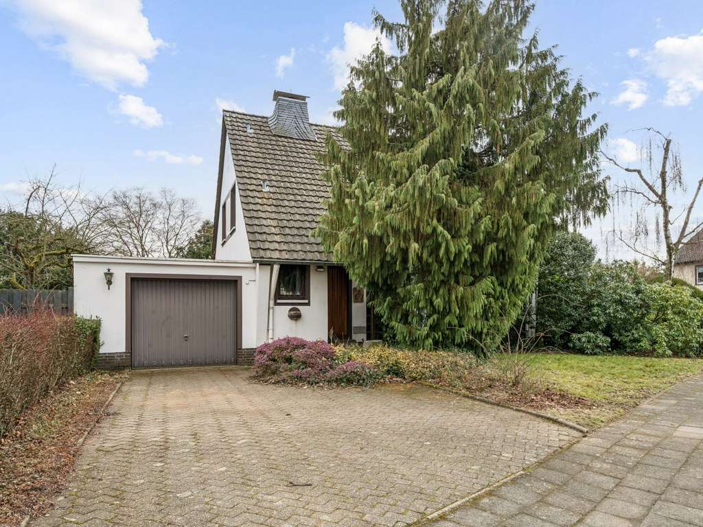 Freistehendes Einfamilienhaus mit großem Garten und guter Raumaufteilung in Dormagen mit Erbpacht