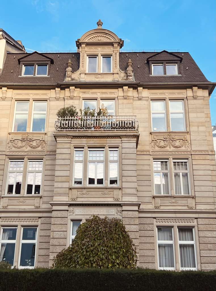 Großzügige 3-Zimmer Altbauwohnung im Westend mit Balkon 