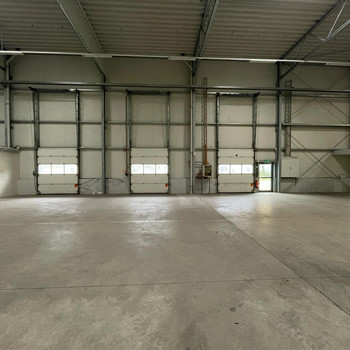 Hochwertige Lagerhalle mit Showroom