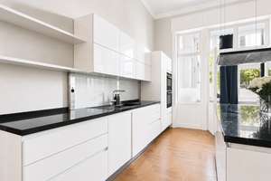 Exklusive 4-Zimmer-Wohnung in Bestlage Frankfurts – sonniger Balkon, Designerküche & Skylineblick – 60325 Westend-Süd, Frankfurt am Main – Vorschaubild 1
