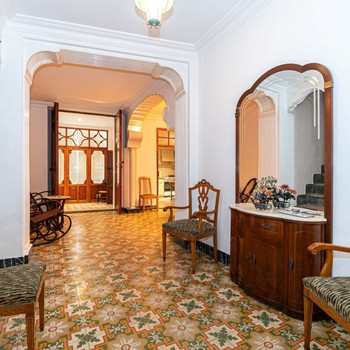 AUSGEZEICHNETES HAUS MIT VIEL POTENZIAL