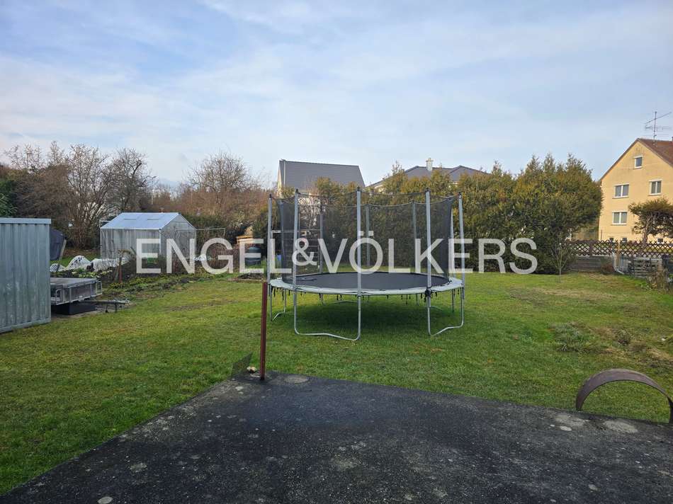 Blick auf Garten von Terrasse