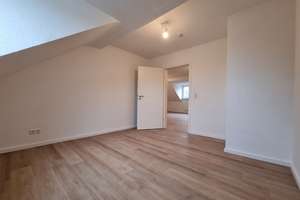 Ihr neues Zuhause: Sanierte Dachgeschosswohnung im Zentrum – Philadelphiastr. 64-66, 47799 Cracau, Krefeld – Vorschaubild 5