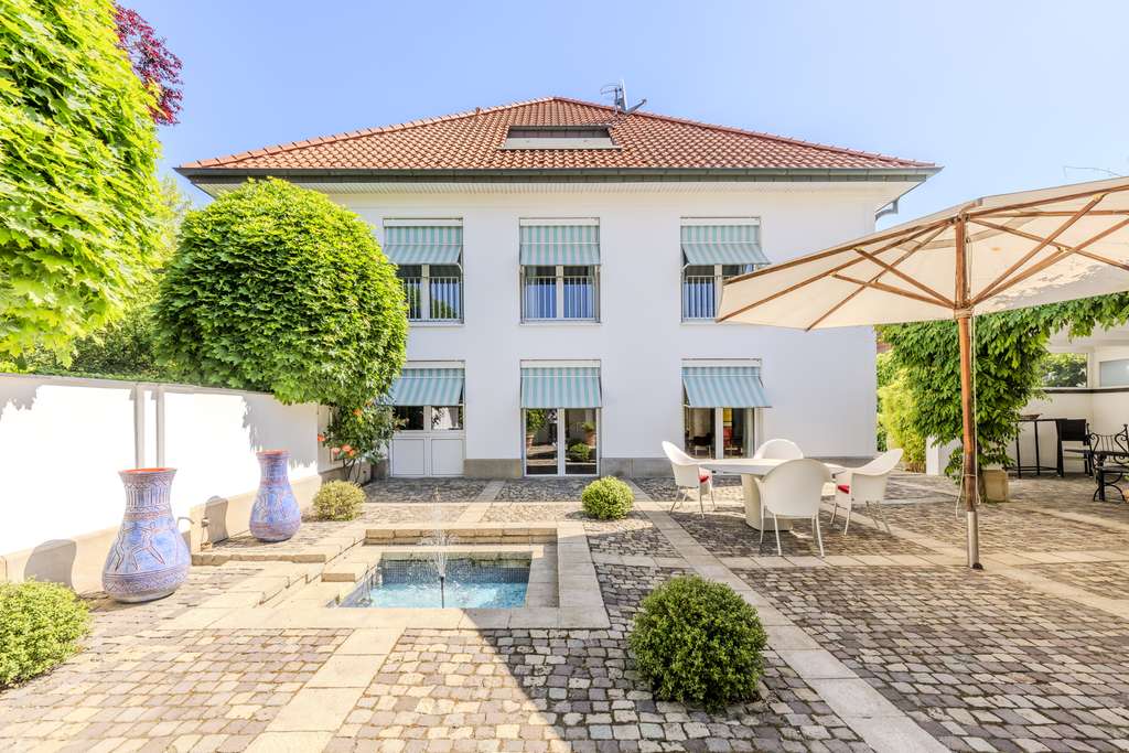 Exklusiv und in Bestlage: Traumvilla mit Parkgrundstück