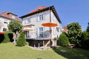 Freistehendes EINFAMILIENANWESEN mit Einliegerwohnung, großem Garten & Dachterrasse in Böblingen