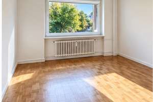 Helle 3-Zimmer-Wohnung mit Essbereich, Balkon, und Fahrstuhl in Kiel Dietrichsdorf – 24149 Neumühlen-Dietrichsdorf, Kiel – Vorschaubild 3