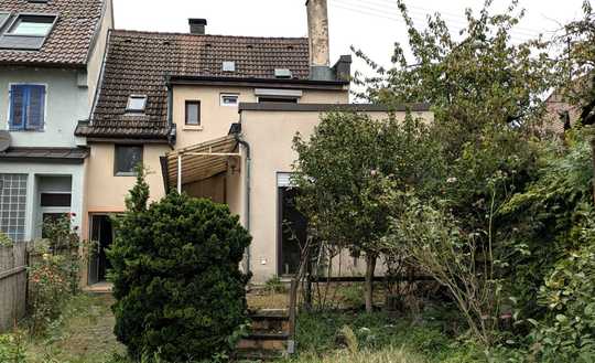 Suchen Sie ein neues Zuhause in Rintheim? Sanierungsbedürftiges 1-2-FH mit Ausbaugenehmigung