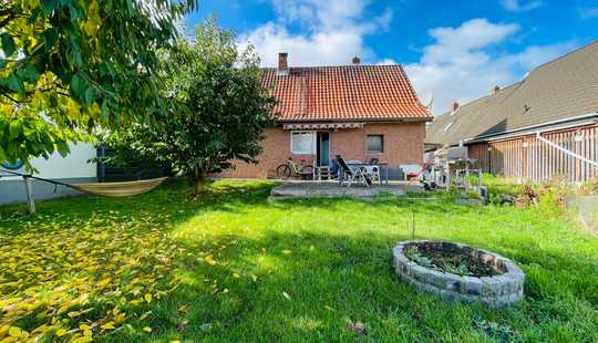 Bild von 4-Zimmer-Einfamilienhaus mit Einfahrt, Einbauküche, Kamin, Terrasse und großem Garten