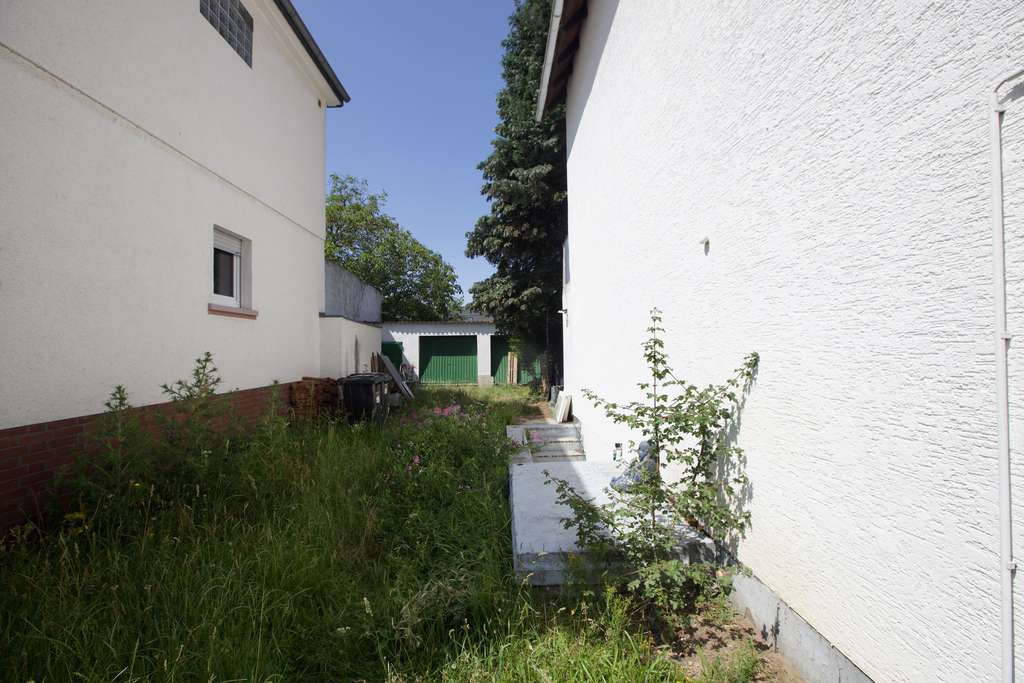 Immobilie in Darmstadt - Charmantes Mehrfamilienhaus mit Potenzial – sanierungsbedürftige Liegenschaft mit Garten und Garagen - Bild 3