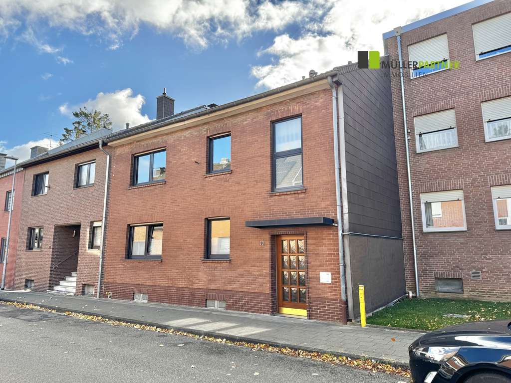 Großzügiges Ein-/Zweifamilienhaus mit Garten, 2 Garagen und vielseitigem Raumkonzept in Dürwiß