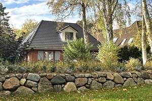 Hohwacht: Modernes Einfamilienhaus mit zauberhaftem Grundstück in allerbester Lage – Die vollständige Adresse der Immobilie erhältst du vom Anbieter., 24321 Hohwacht (Ostsee) – Vorschaubild 1