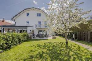 Hochwertig ausgestattete und top gepflegte Doppelhaushälfte mit Garage und eingewachsenen Garten – Die vollständige Adresse der Immobilie erhältst du vom Anbieter., 80995 Feldmoching, München – Vorschaubild 1