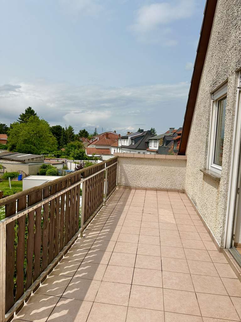 Schnuckelige, komplett renovierte 1,5 Zi. Dachgeschosswohnung mit gr. Balkon in ruhiger Lage !