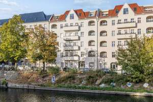 Wohnen am Wasser: Altbauklassiker im sanierten Ensemble