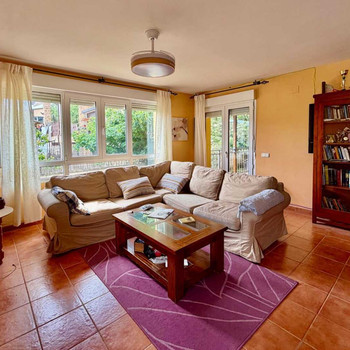 Freistehendes Chalet mit 320 m2 Wohnfläche, 5 Schlafzimmern und 3 Bädern mit Garage für 2 Fahrzeuge 