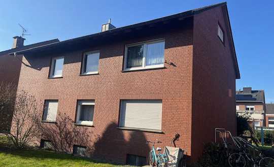 freistehendes Zweifamilienhaus mit Garage, 553 m² Grundstück und evtl. Ausbaureserve im Dachge