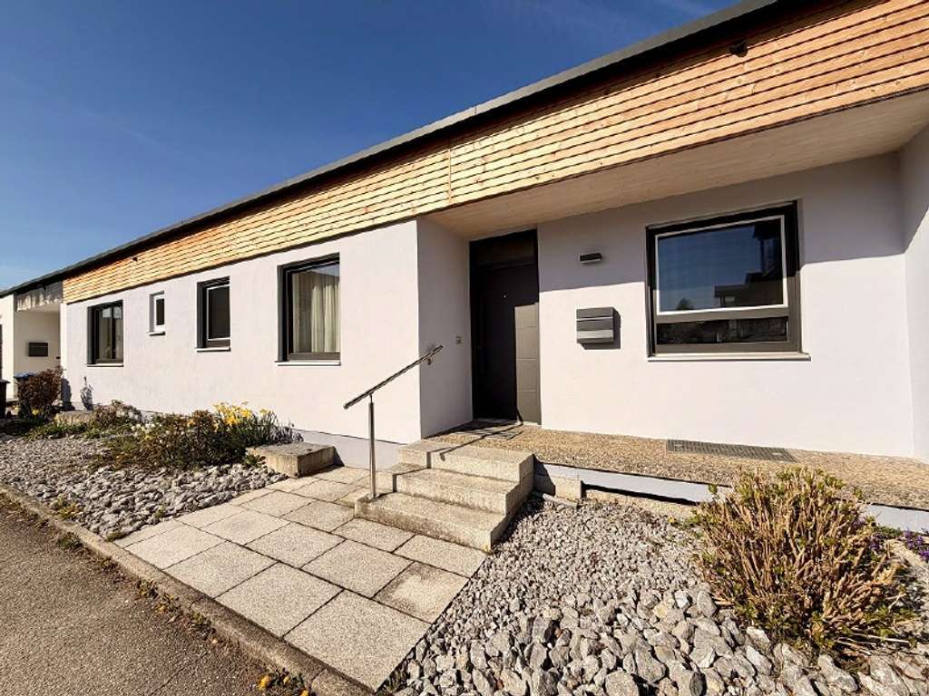 Immobilie in Stephanskirchen - Bungalow-Reihenhaus mit Terrasse und geschütztem Gartenbereich in Stephanskirchen - Bild 2