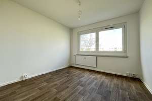 Gepflegte Wohnung mit Balkon, grünem Innenhof und Spielplatz für Familien – Dr.-Salvador-Allende-Straße 250, 9119 Kappel, Chemnitz – Vorschaubild 2