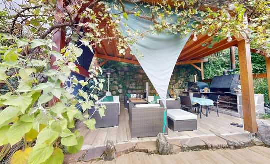 Albblick, 1 FH inkl.  Einliegerwhg. und 4 Garagen und 3 Außenstellplätze sowie Grundstück mit großzü