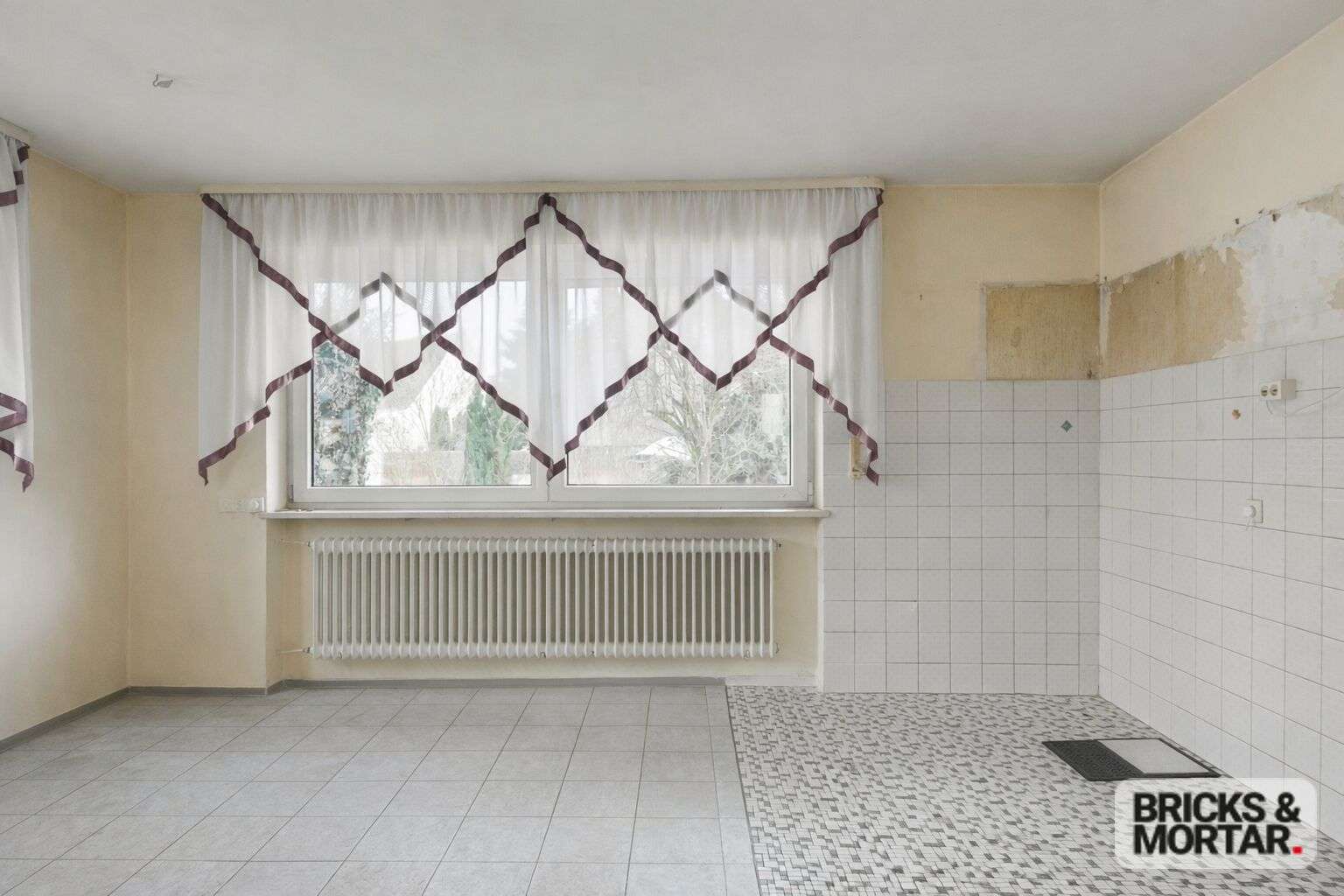 Immobilie in Zusmarshausen - Ortsrandlage - Renovierungsbd.  Ein-, Zweifamilien- oder Mehrgenerationenhaus mit großem Grundstück - Bild 5