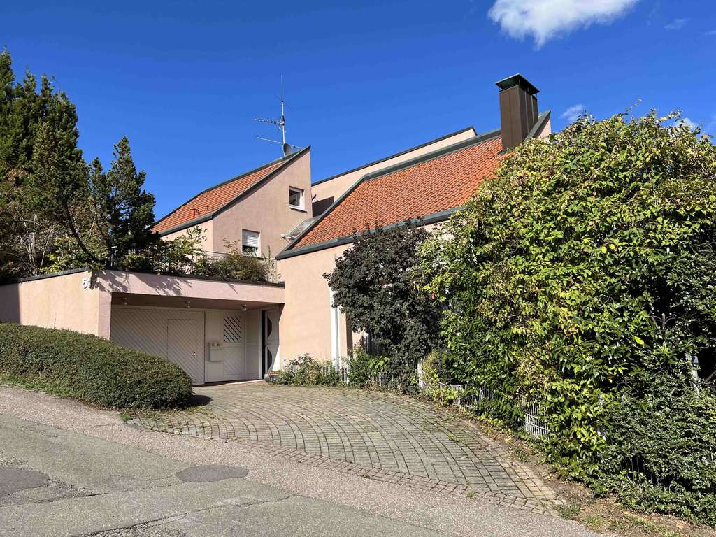 Exklusive Lage mit atemberaubendem Panoramablick! Großzügiges Einfamilienhaus mit ELW 204-23