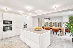 Viel Raum und Privatsphäre: Stilvolles Ensemble aus Haupt- und Gästehaus mit Traumgarten – Die vollständige Adresse der Immobilie erhältst du vom Anbieter., 81375 Neuhadern, München – Vorschaubild 2