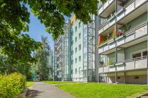 Wir sanieren für Sie: Große 5-Zimmerwohnung mit Balkon und Aufzug! – Finsterwalder Str. 27, 1239 Prohlis-Süd, Dresden – Vorschaubild 1