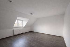 Charmante 2,5-Zimmer-Dachgeschosswohnung mit Gartennutzung in Gelsenkirchen-Bismarck – Theodorstraße 33, 45889 Bismarck, Gelsenkirchen – Vorschaubild 3