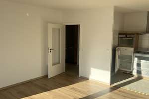 Ruhige 2,5-Zimmer-Wohnung mit 2 Balkonen und Tiefgaragenstellplatz in München-Milbertshofen – Die vollständige Adresse der Immobilie erhältst du vom Anbieter., 80807 Milbertshofen, München – Vorschaubild 2