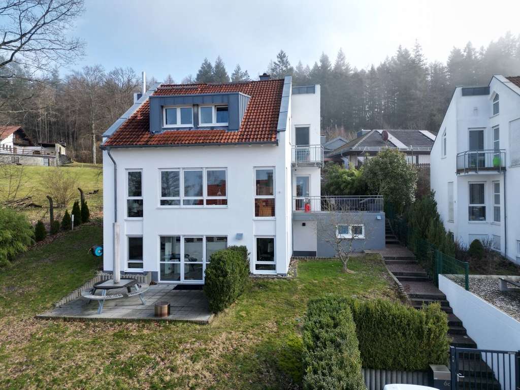 Immobilie in Glashütten - Freistehendes Einfamilienhaus mit viel Platz, tollem Ausblick und Einliegerwohnung in Hanglage - Bild 0