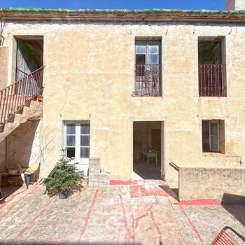 Steinhaus mit Innenhof im Herzen des Empordà – Charme, Geschichte und großes Potenzial