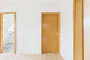 Großzügige und helle Dachgeschosswohnung in ruhiger Lage Oberfürberg – Die vollständige Adresse der Immobilie erhältst du vom Anbieter., 90768 Oberfürberg, Eschenau, Fürth – Vorschaubild 3