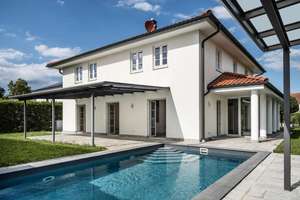 Mediterrane Villa mit Außen-Pool, Fitness-Pavillon und Doppelgarage – Die vollständige Adresse der Immobilie erhältst du vom Anbieter., 94060 Pocking – Vorschaubild 1