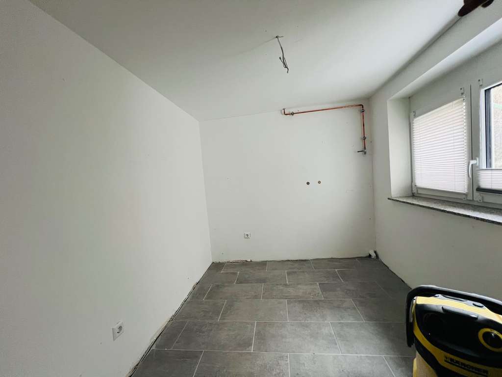 Immobilie in Horb am Neckar - Teilsaniertes Einfamilien-/Mehrgenerationenhaus mit Terrasse, Garage und zusätzlichem Waldgrundstück - Bild 2