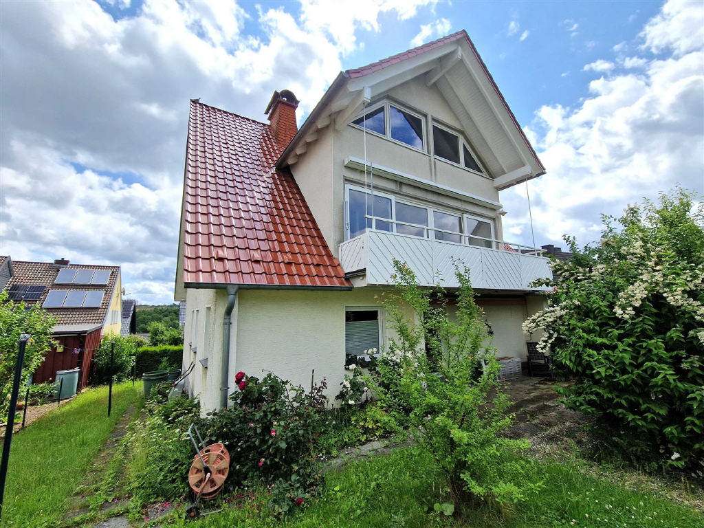 Immobilie in Warstein - Ruhe und Platz, auch für 2 Generationen: Ein-/Zweifamilienhaus mit Doppelgarage in Warstein!
 - Bild 0