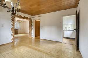 Vielseitiges Wohnhaus mit Einliegerwohnung – Ideal für Familie, Arbeit oder zur Vermietung – Die vollständige Adresse der Immobilie erhältst du vom Anbieter., 51465 Stadtmitte, Bergisch Gladbach – Vorschaubild 2