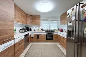 Charmante Doppelhaushälfte mit Einliegerwohnung, 4-Stellplatz-Garage und 859 m² Grundstück – Hof – Vorschaubild 4