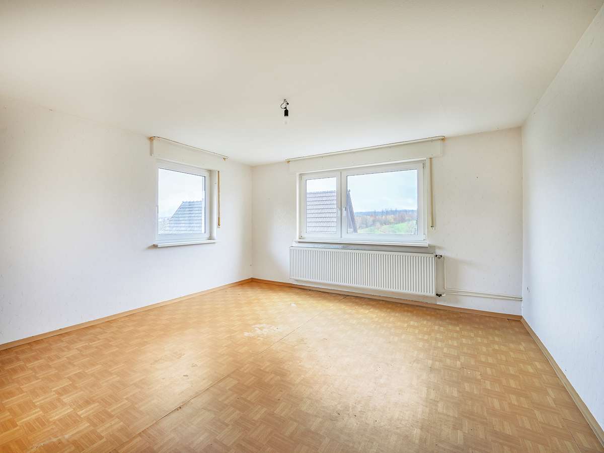 Immobilie in Marxzell - Sanierungsobjekt mit Potential: Zweifamilienhaus, großes Grundstück und viel Platz für Handwerk - Bild 4