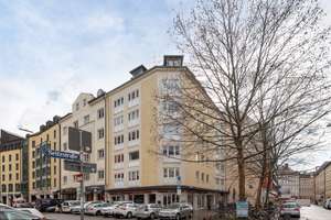Modernisierte 2,5 Zimmer-Wohnung mit Balkon zum Innenhof in München-Lehel