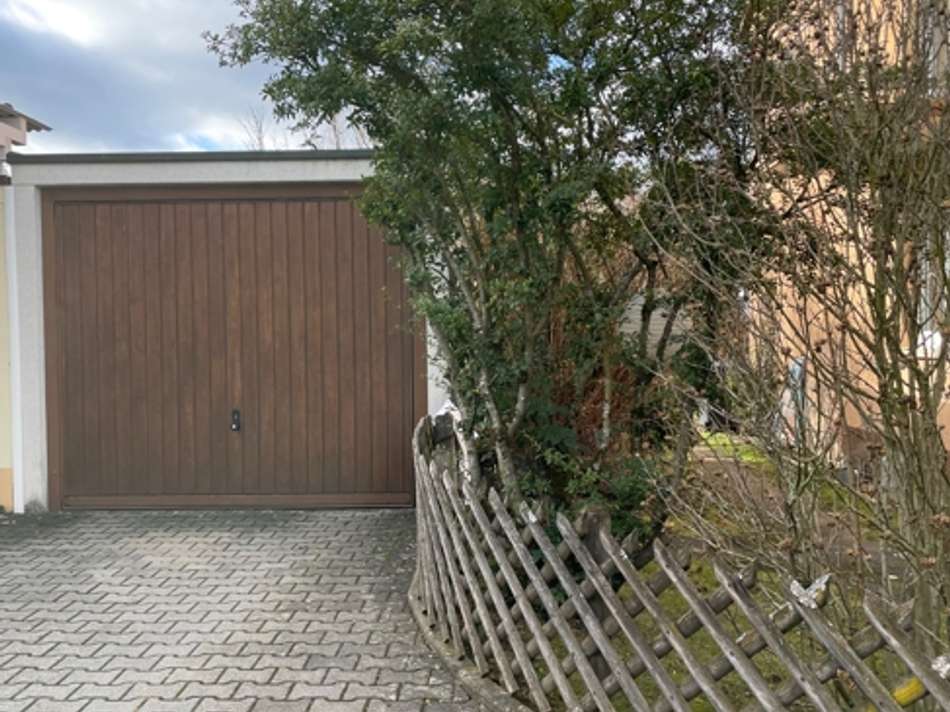 Garage und Blick Ri Haus