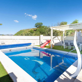 Zeitgenössische Villa in Ronda. Das Privileg von Geräumigkeit und Exklusivität.
