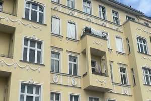 Ruhige Altbauwohnung mit 4 Zimmern, Balkon und Loggia