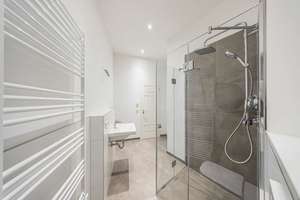 Großzügige Altbauwohnung mit zwei Bädern, Balkon und Echtholzparkett – Die vollständige Adresse der Immobilie erhältst du vom Anbieter., 4109 Zentrum-West, Leipzig – Vorschaubild 9