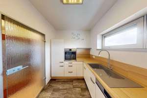 Gepflegtes Zweifamilienhaus mit Garage & großem Platzangebot in ruhiger Lage von Weilerbach – Die vollständige Adresse der Immobilie erhältst du vom Anbieter., 67685 Weilerbach – Vorschaubild 2