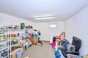 Moderne Doppelhaushälfte mit zwei Terrassen und Garten in ruhiger Wohnlage. – Die vollständige Adresse der Immobilie erhältst du vom Anbieter., 94315 Alburg, Straubing – Vorschaubild 18