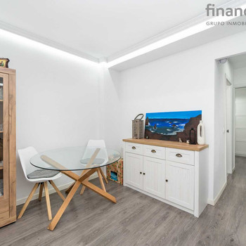 Wohnung zum Verkauf mit drei Schlafzimmern in einwandfreiem Zustand und ausgezeichneter Lage in Móst