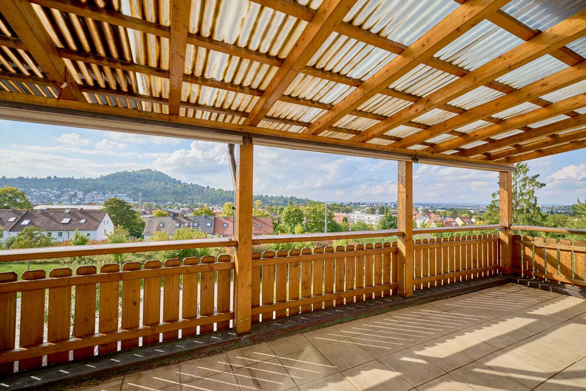 Sanierungsbedürftige 4-Zimmer-Wohnung mit 2 Garagen und Balkon, Reutlingen Kreis – Bild 2