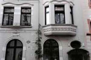 Ruhige Dachgeschosswohnung mit zwei Zimmern und Balkon in Krefeld – Dionysiusstraße 143, 47798 Stadtmitte, Krefeld – Vorschaubild 1