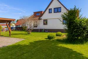 Raum für Ideen: Doppelhaushälfte mit Bauplatz, großem Garten und Garage