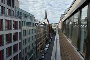 Modernes Loft: 3-Zimmer-Wohnung mit Dachterrasse nahe Mönckeberg- und Spitalerstraße in Hamburg